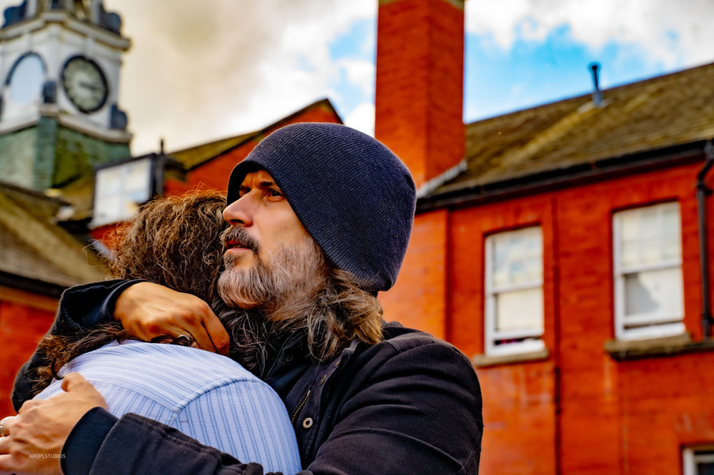 Abdullah Hashem serrant un croyant dans ses bras à Webb House, à Crewe