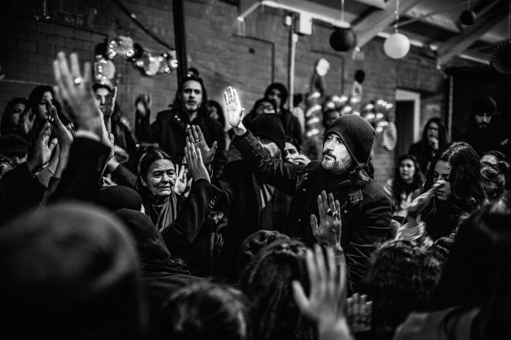 Abdullah Hashem lève la main au milieu d’une foule de croyants