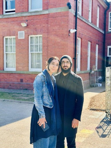Rawda, guérie de sa cécité par Aba Al-Sadiq Abdullah Hashem, se tient auprès de son mari