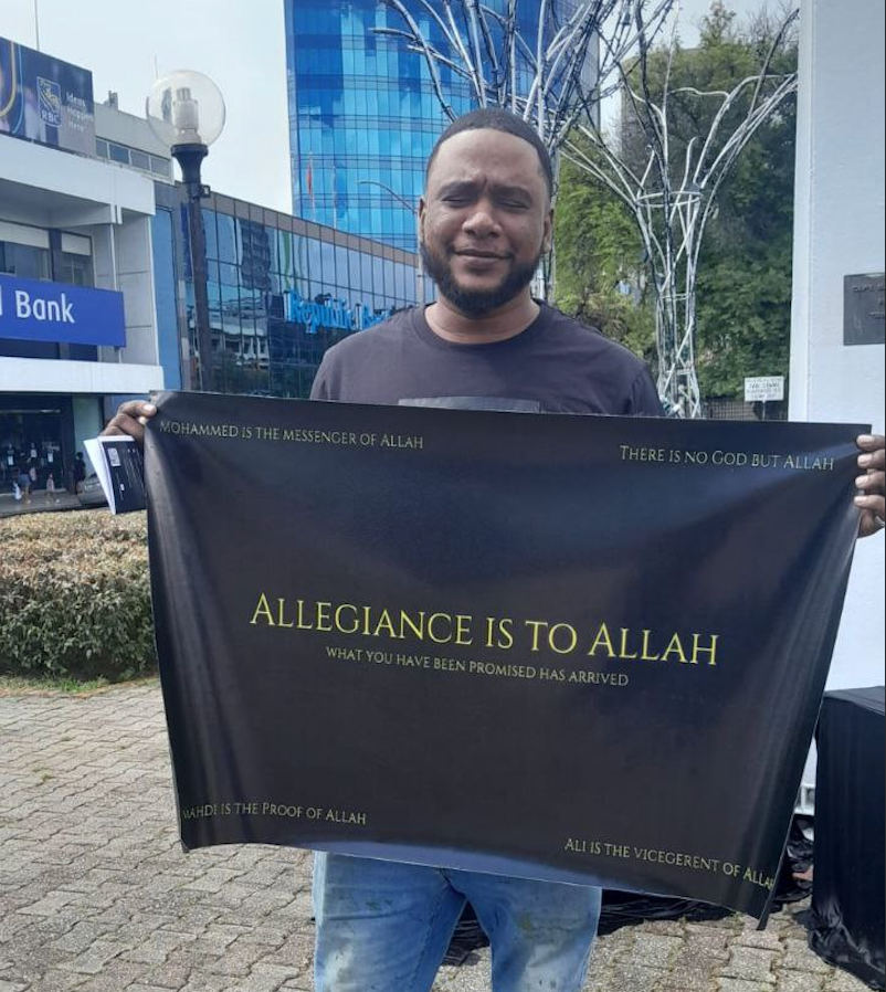 Des croyants de Trinité lèvent avec audace la bannière « L’allégeance est à Allah », appelant à la Souveraineté de Dieu.
