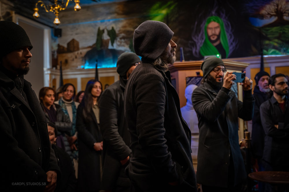 Aba Al-Sadiq au milieu d’une foule