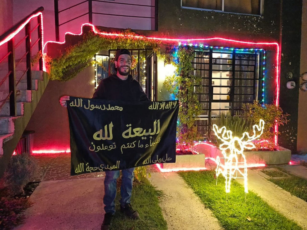 Alex et Denise lèvent « LA LEALTAD ES A DIOS », ou « L’allégeance est à Allah », dans le centre-ville de Guadalajara — obéissant à l’appel d’Aba Al-Sadiq en ce Ramadan !