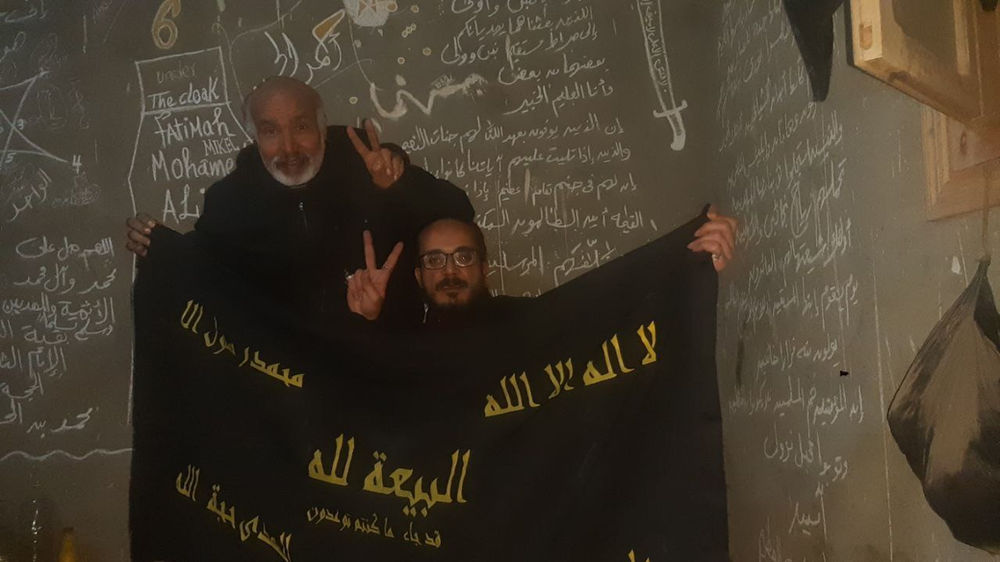 مؤمنون بأبا الصادق يرفعون راية سوداء