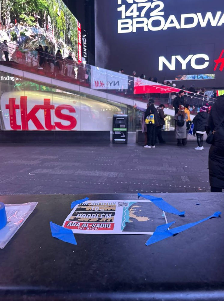 des tracts de la Religion ahmadie de la paix et de la lumière diffusés à Times Square