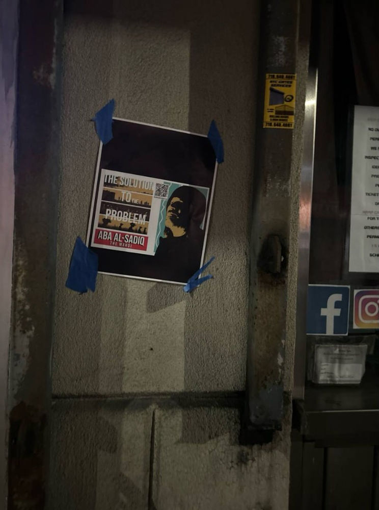 des tracts de la Religion ahmadie de la paix et de la lumière diffusés à New York
