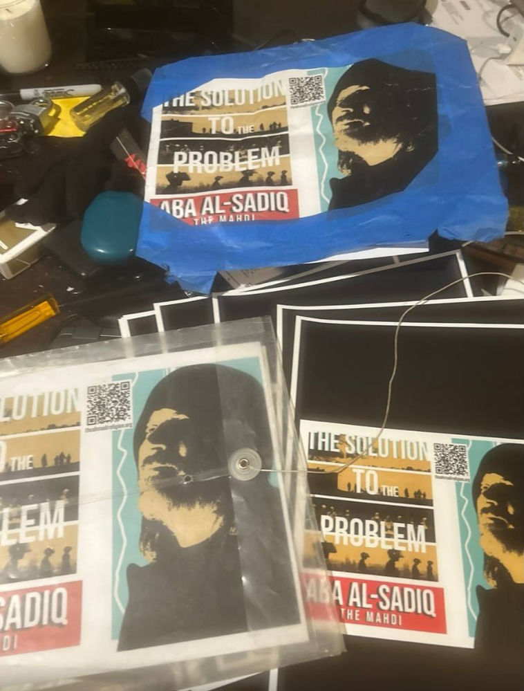 des tracts de la Religion ahmadie de la paix et de la lumière diffusés à New York