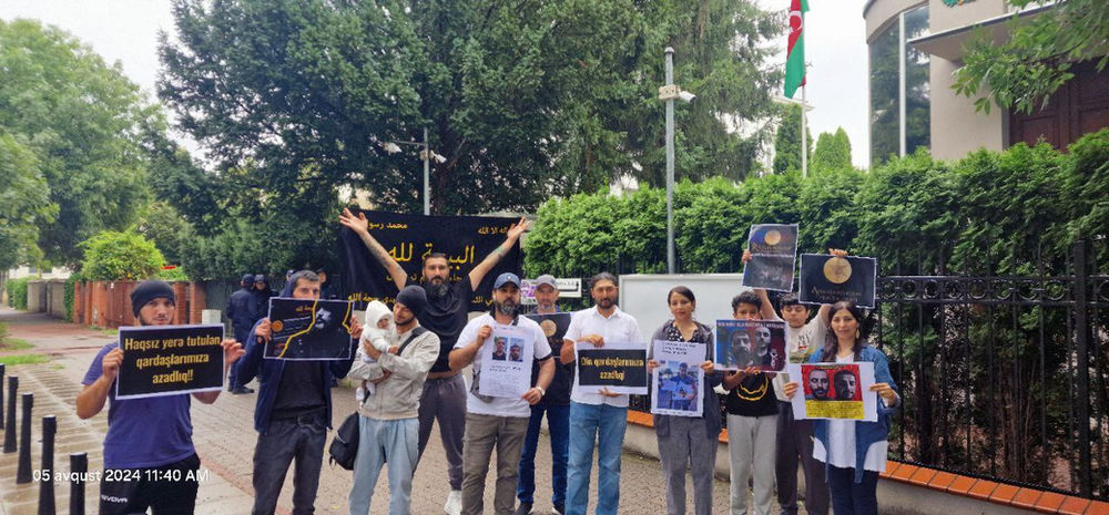 Des membres azerbaïdjanais de la Religion ahmadie de la paix et de la lumière manifestent devant l’ambassade d’Azerbaïdjan en Pologne