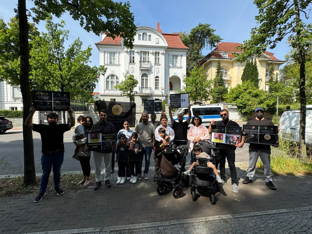 Des membres azerbaïdjanais de l’AROPL manifestent devant l’ambassade d’Azerbaïdjan en Allemagne