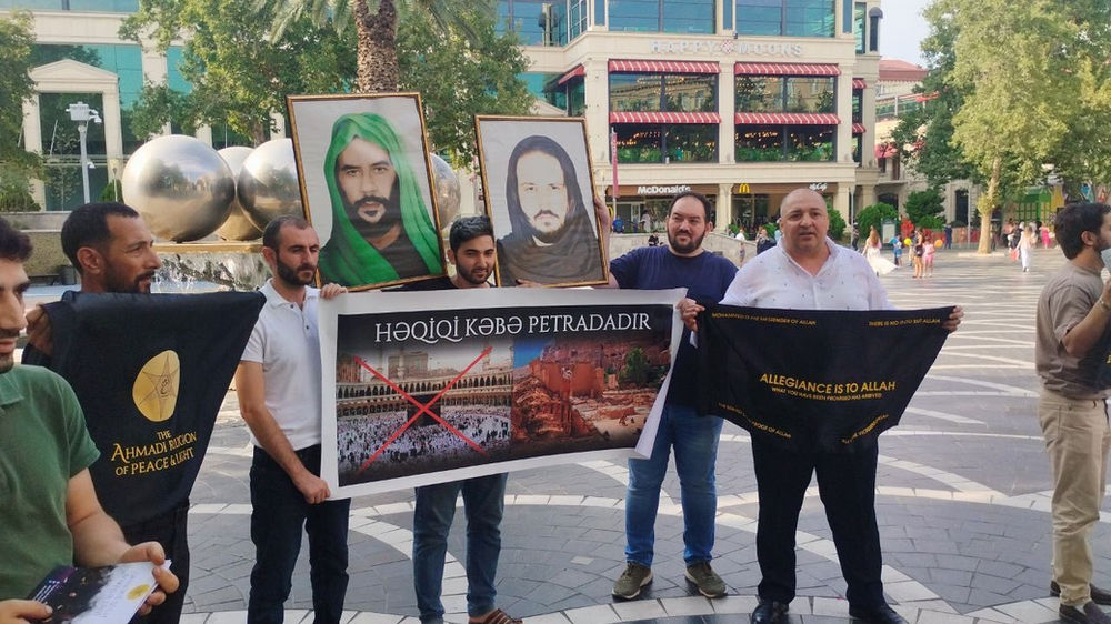 Des membres de la Religion ahmadie de la paix et de la lumière manifestent en Azerbaïdjan