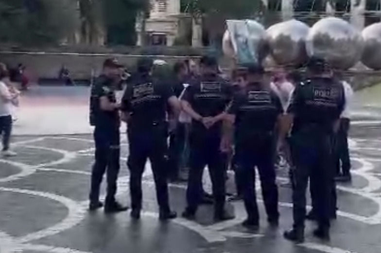 Des membres de l’AROPL encerclés par la police