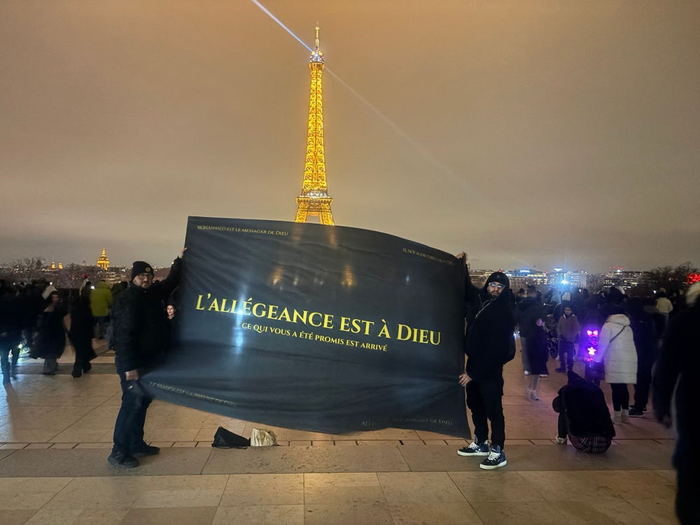 Huit membres français de l’AROPL ont défilé place de la République, portant fièrement deux grandes bannières « L’allégeance est à Allah », le 23 décembre.