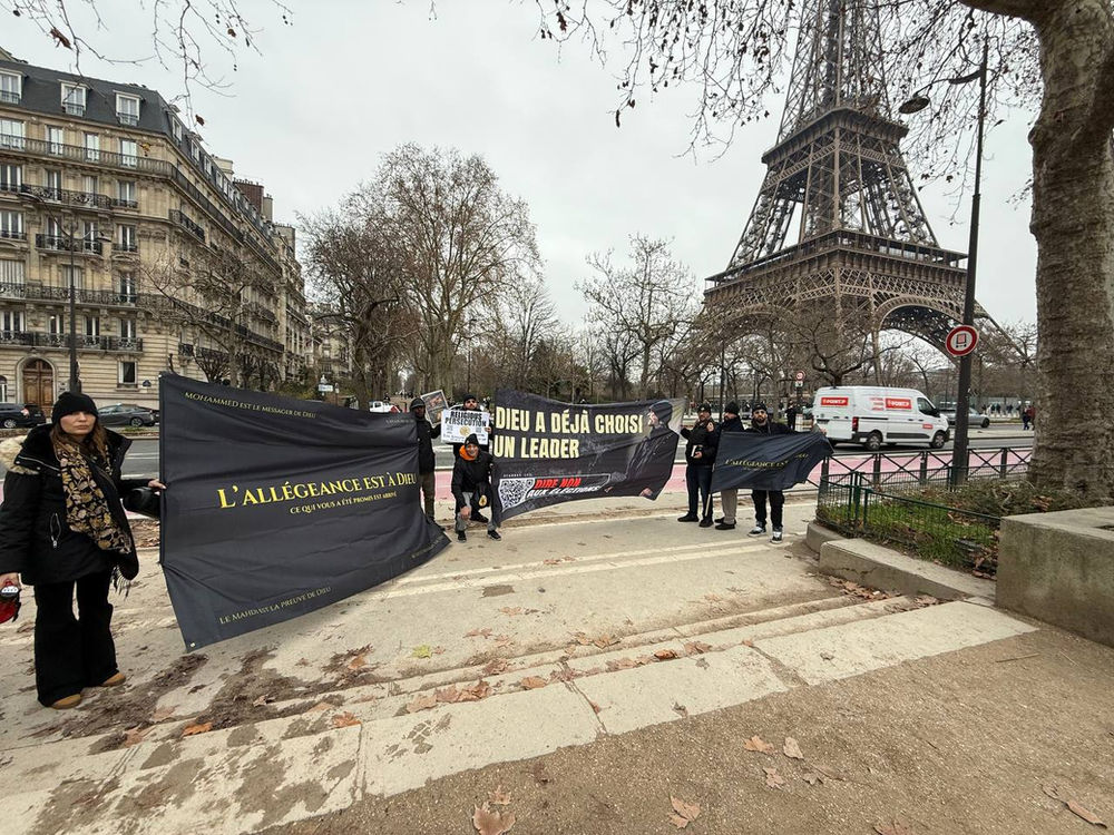 Les croyants ont distribué plus de 1 000 tracts et des centaines d’autocollants aux passants, diffusant le message « Humanity First » à travers des lieux emblématiques de Paris.