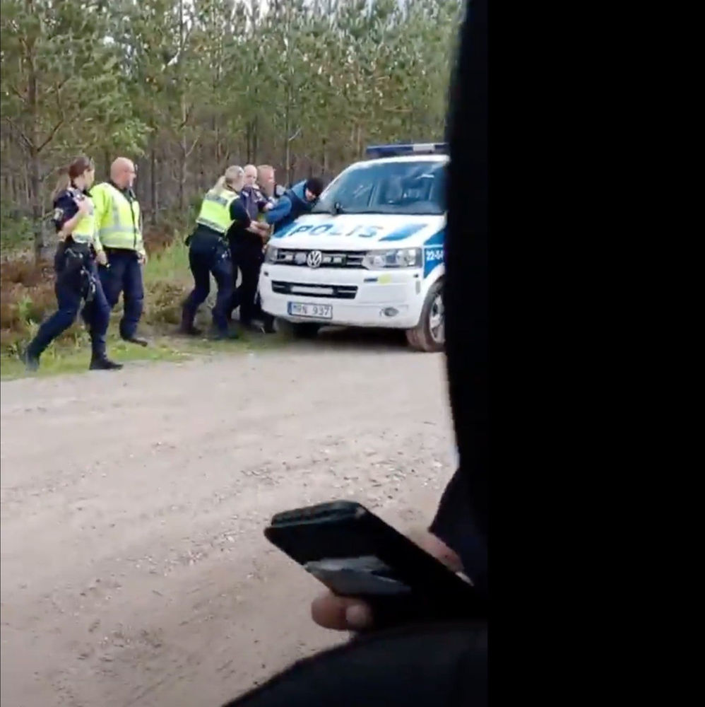La police suédoise arrête violemment un croyant de l’AROPL