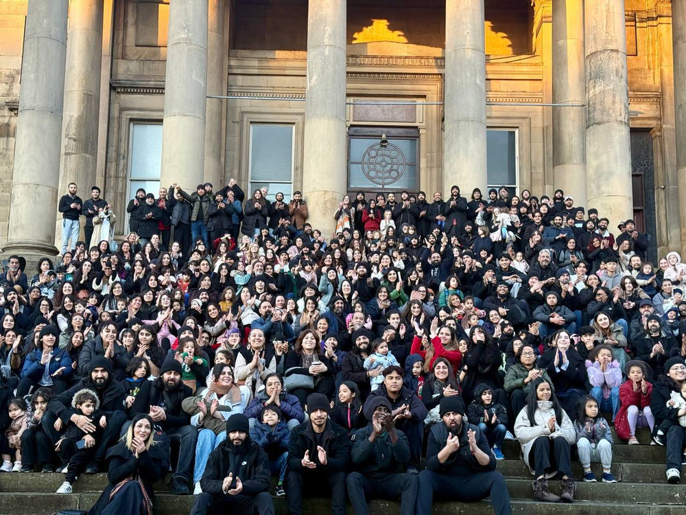 Le puissant cortège faisant résonner « Aba Al-Sadiq », symbolisant la manifestation de l’État Juste Divin lors de ce rassemblement historique au Royaume-Uni.