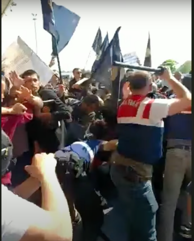 des gardes-frontières turcs frappant les croyants