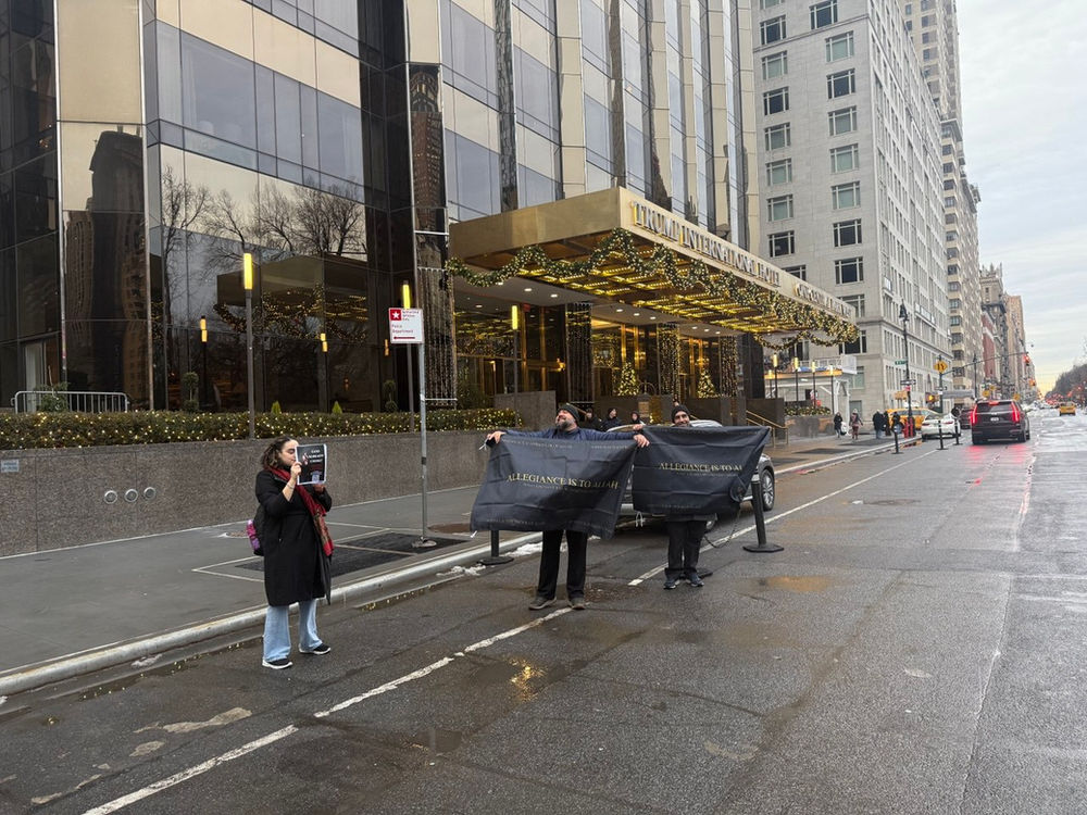 Des membres de l’AROPL agitent des bannières noires portant « L’allégeance est à Allah » devant les « Trump Towers » de l’actuel président des États-Unis.