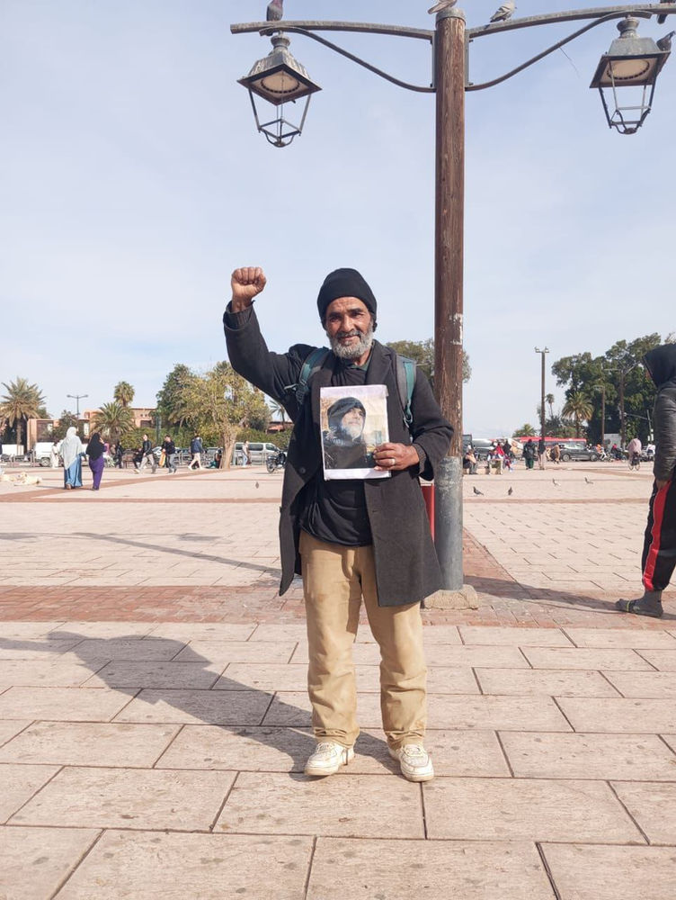 Fateh Benaiss partageant ses croyances dans les rues du Maroc