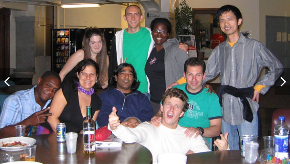 Be Scofield et ses amis posant pour une photo de groupe