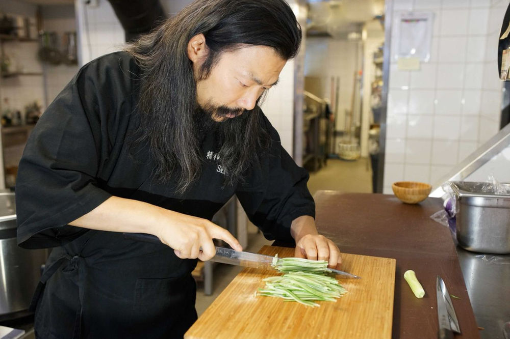 Chef sushi étoilé travaillant dans la cuisine communautaire d’Aba Al-Sadiq