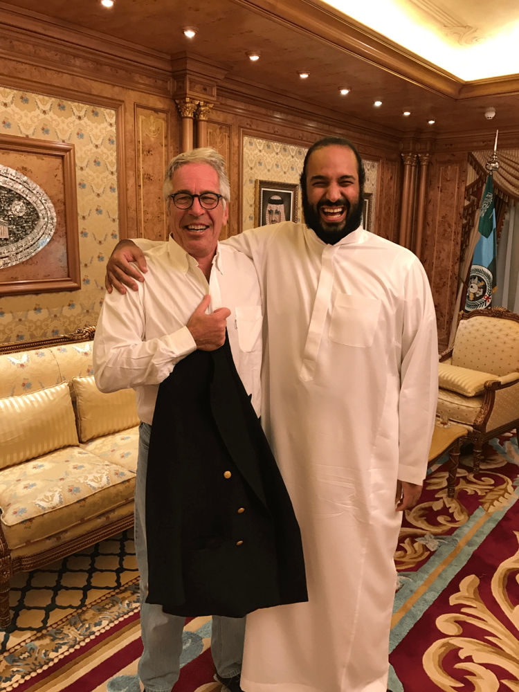 Parmi les documents rendus publics puis publiés par des médias internationaux figure une photographie montrant Epstein aux côtés de Mohammed ben Salmane, avec une familiarité visible. L’image est notable non seulement par ceux qui y figurent, mais par ce qui y manque : aucun contexte officiel.