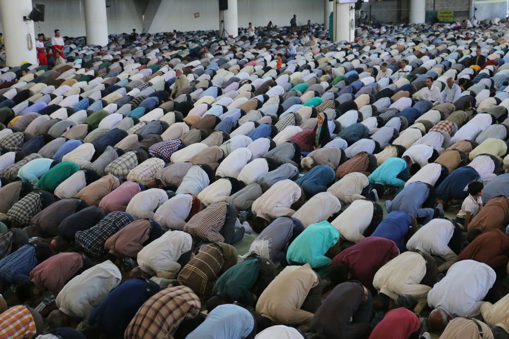 Des musulmans observant les prières quotidiennes traditionnelles
