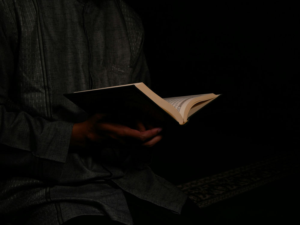 Un musulman lisant le Coran