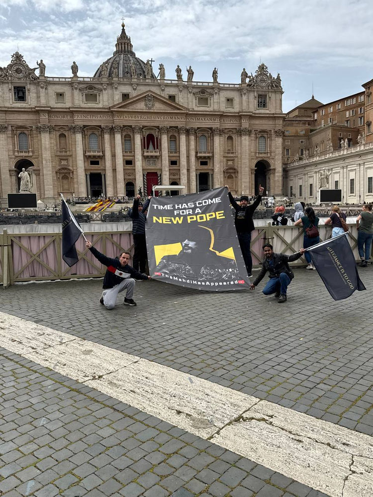 des croyants de l’AROPL lèvent une banderole au Vatican