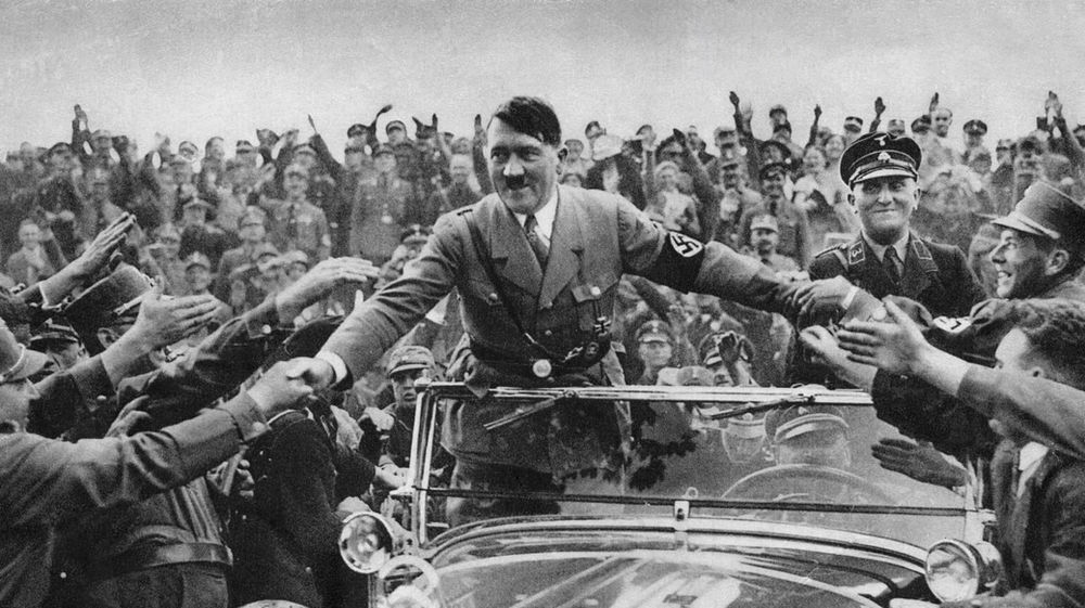 des gens acclamant Adolf Hitler