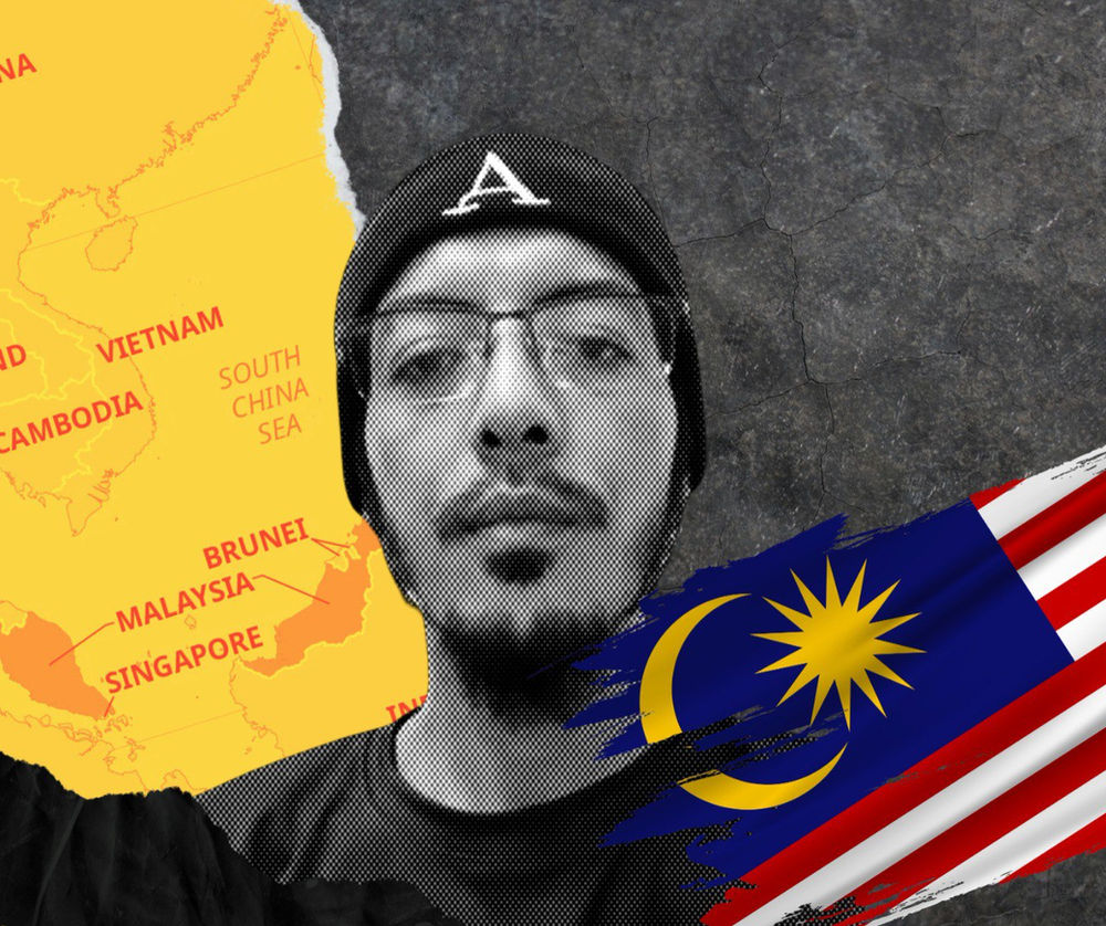 Un croyant en Abdullah Hashem devant le drapeau de la Malaisie