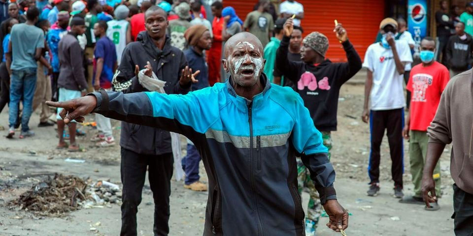 un homme pendant une manifestation au Kenya