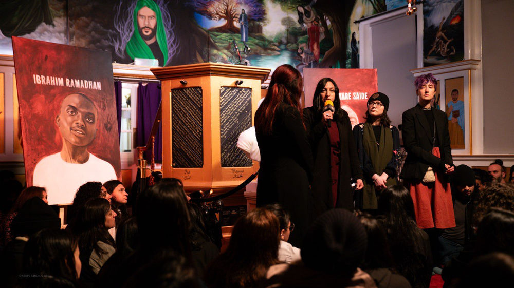 Hadil tient un microphone dans la basilique