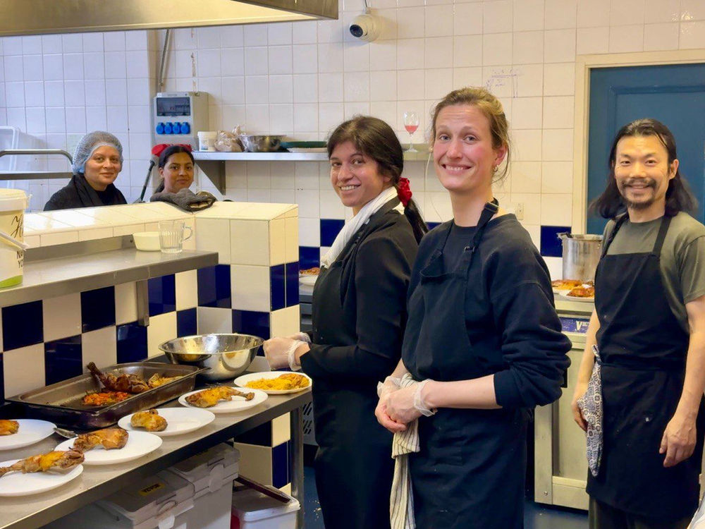 des membres de la communauté d’Aba Al-Sadiq bénévoles en cuisine à Webb House, à Crewe