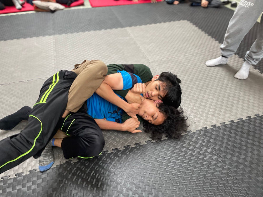 des enfants suivant un cours de jiu-jitsu