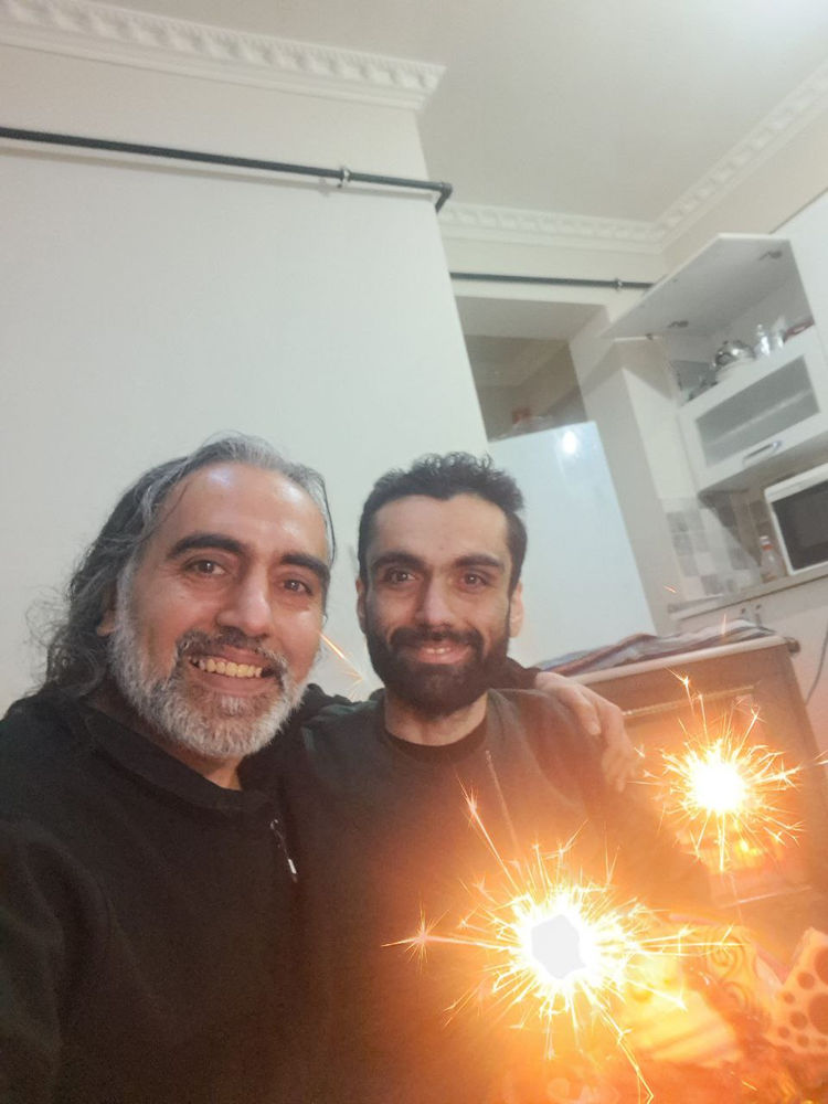 Mehdi Akbari (à droite) avec son frère (à gauche)