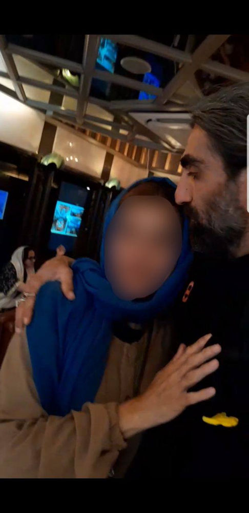 Mohammedreza embrassant sa mère pour lui dire adieu, en Turquie