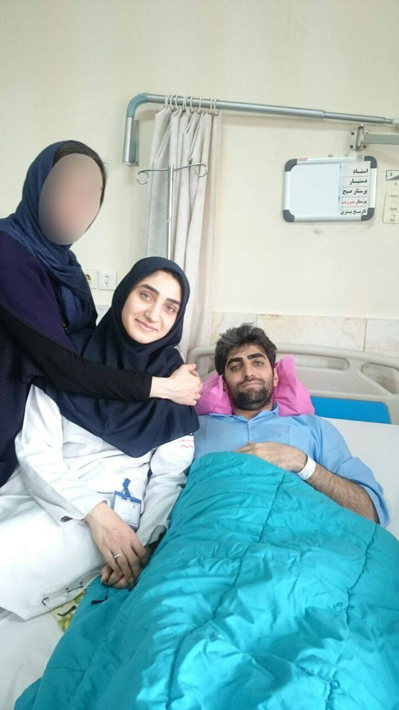 La sœur et le frère de Zahra et Mohammadreza (à gauche), Zahra (au milieu), Mohammadreza (à droite)