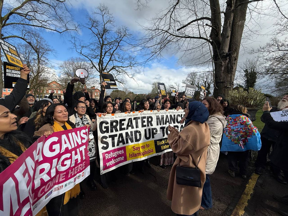 Une manifestation contre la Religion Ahmadie de la Paix et de la Lumière suscite une contre-manifestation