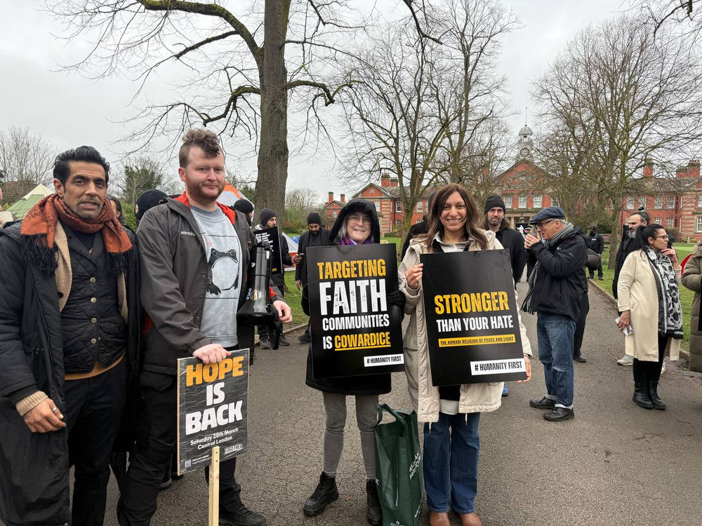 Une manifestation contre la Religion Ahmadie de la Paix et de la Lumière suscite une contre-manifestation