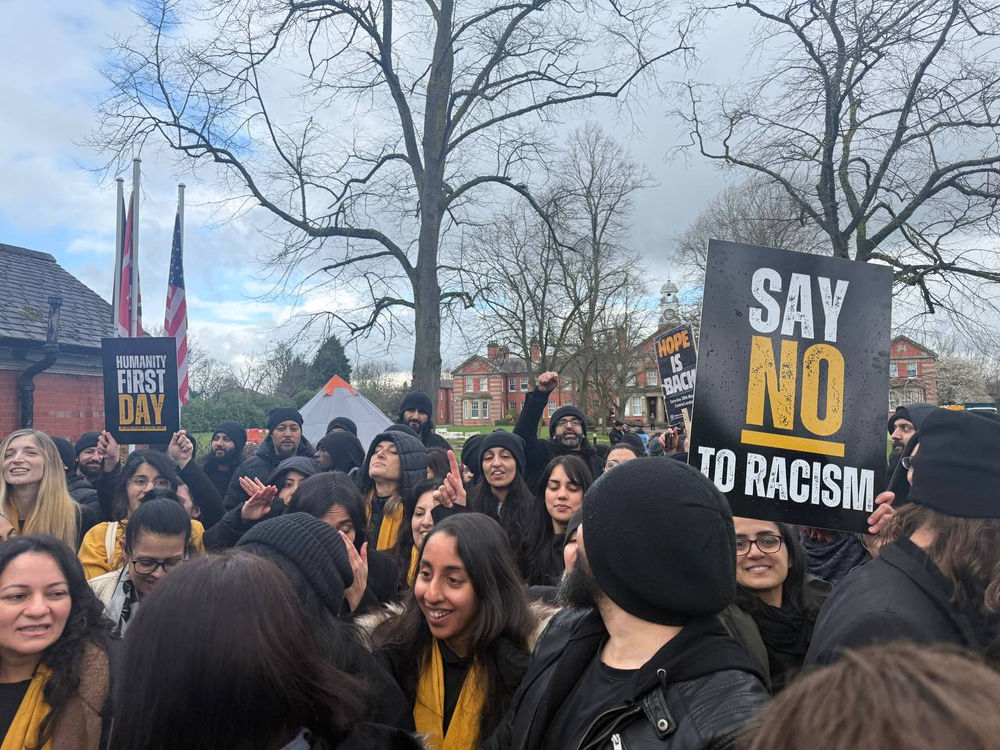 Une manifestation contre la Religion Ahmadie de la Paix et de la Lumière suscite une contre-manifestation