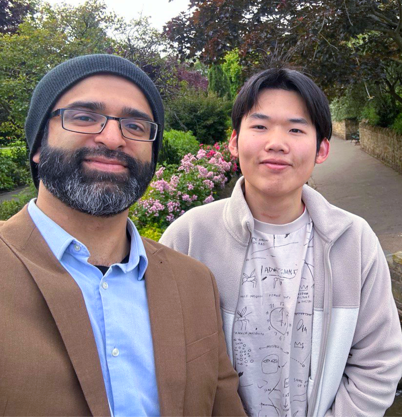 Un adepte pakistanais de l’AROPL et un adepte chinois de l’AROPL prennent une photo