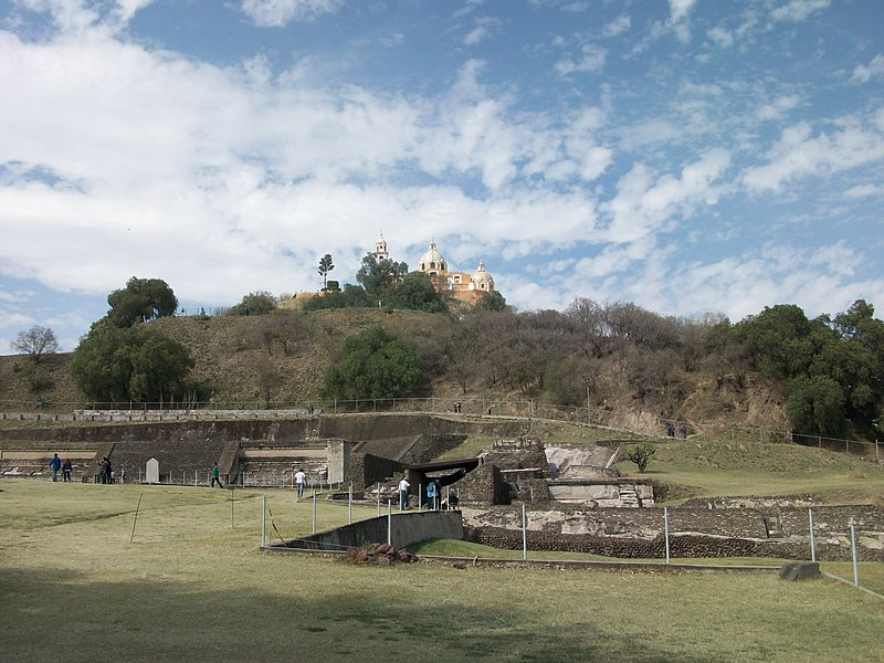 Église baroque au sommet de la colline, bâtie au-dessus de la Grande Pyramide de Cholula (Tlachihualtepetl), Puebla, Mexique. Photo : Dge, « ZA Cholula (30).jpg », CC BY-SA 4.0, via Wikimedia Commons.
