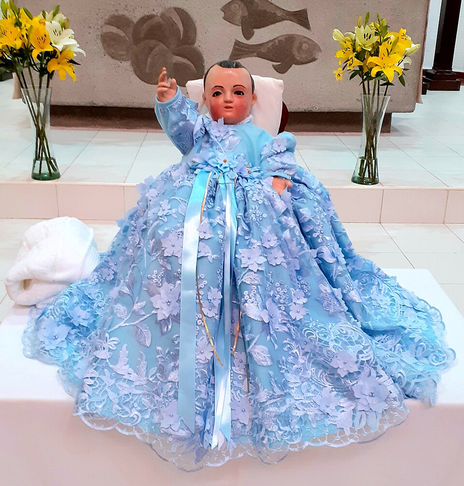 Le Niñopa, l’Enfant Jésus bien-aimé de Xochimilco, lors d’une visite paroissiale à Tepepan en 2022. Photo : Eduardo Ruiz Mondragón, « El Niñopa », CC BY-SA 4.0, via Wikimedia Commons. Modifications : recadrage et ajustement des couleurs. Cette image adaptée est diffusée sous licence CC BY-SA 4.0. Texte alternatif : gros plan du Niñopa en vêtements brodés richement ornés
