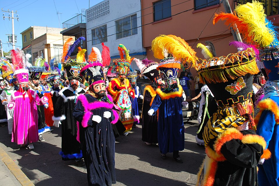 Alejandro Linares García, « Chinelos… après la procession du Niñopa », CC BY-SA 3.0, via Wikimedia Commons.