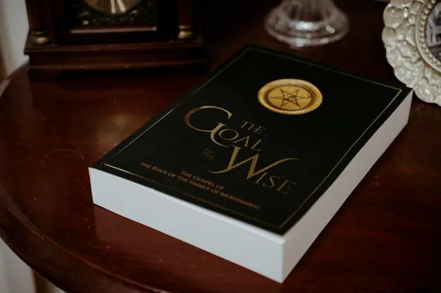 Visuel de l’ouvrage : le livre « The Goal of the Wise », posé sur une table.