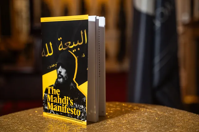 Visuel de l’ouvrage : le livre « The Mahdi’s Manifesto », couverture jaune et noire, posé sur une table dorée.