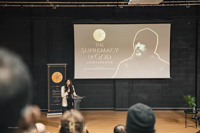 Photographie : une intervenante au pupitre, devant un écran annonçant « The Supremacy of God Conference ».